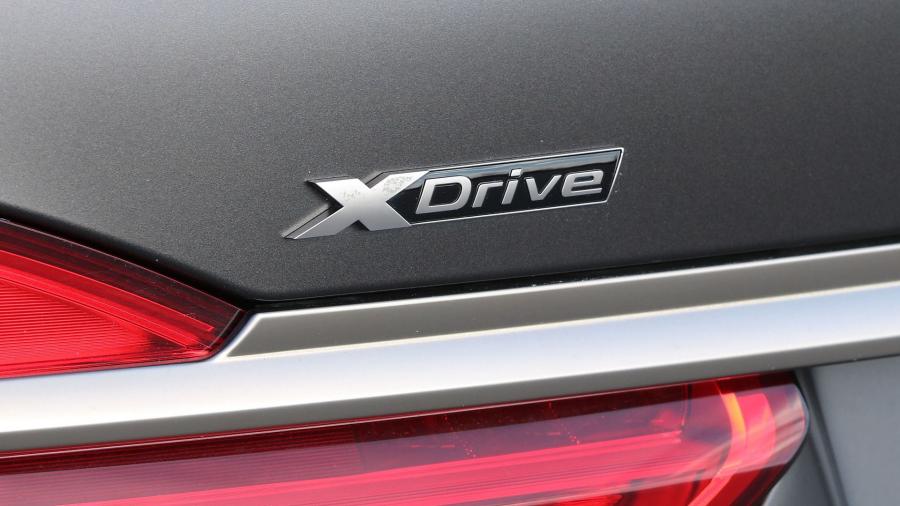 Логотип BMW M760i xDrive V12 Excellence 2017 года  (US) (фото 23 из 29)